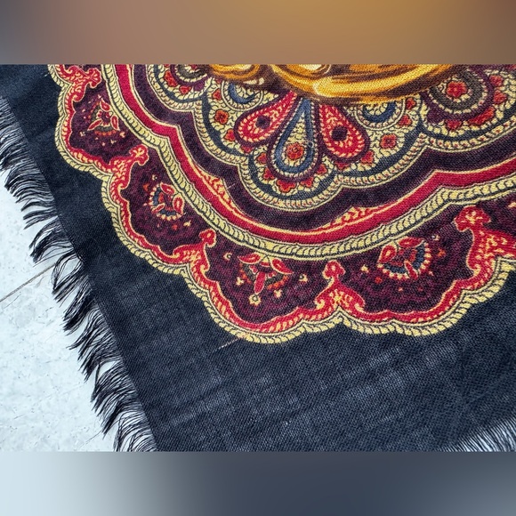 LOT 1546 HUGE CHANEL SILK CASHMERE SCARF 35 inches - Picture 13 of 16